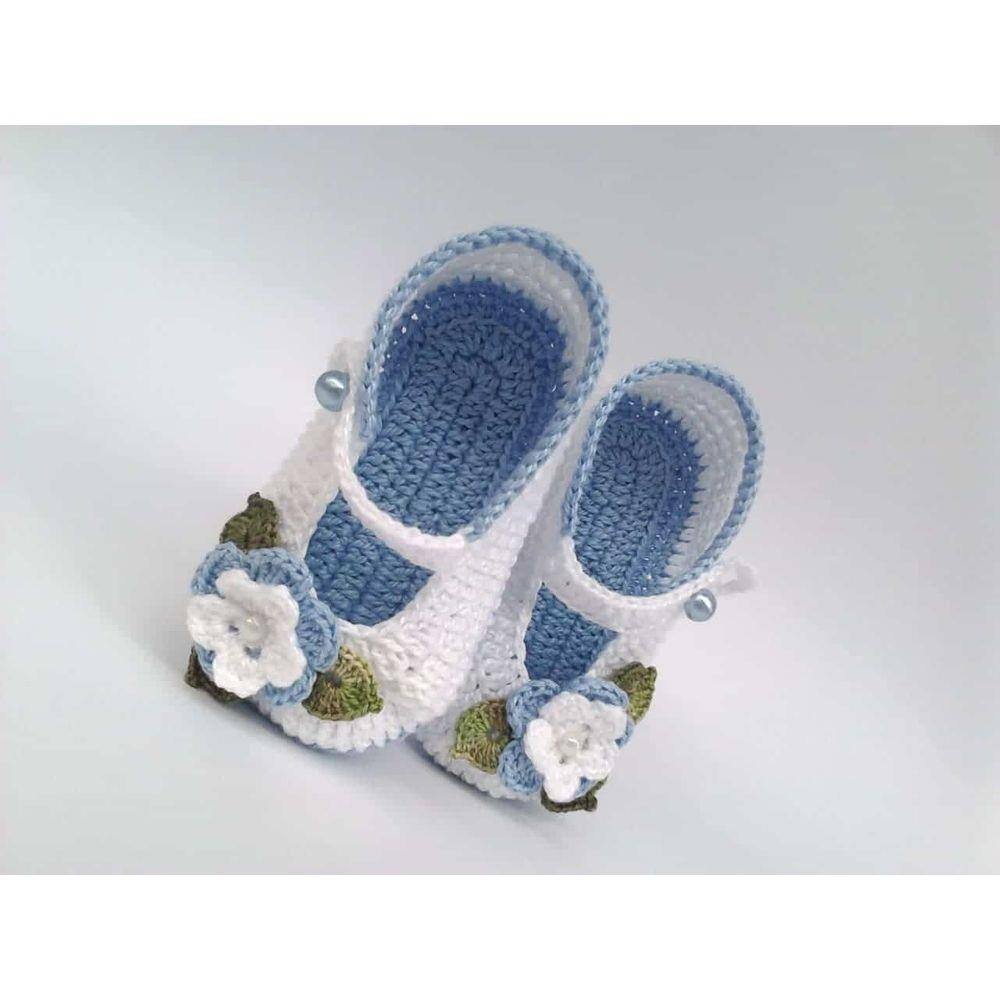 A264 Sapatinho de croche para bebe feminino branco e azul perola flor  folhas | Extra