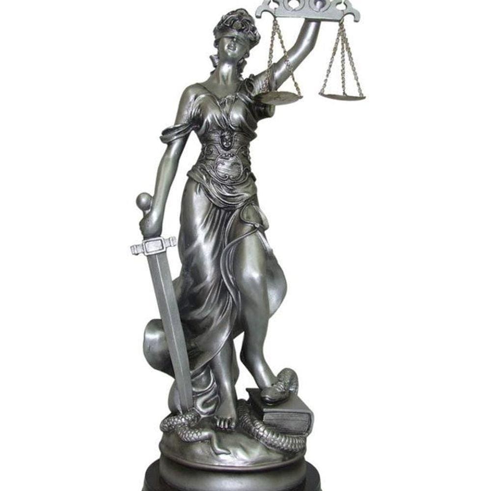 Dama Da Justiça De Resina Prata Com Base De Madeira 08X21Cm