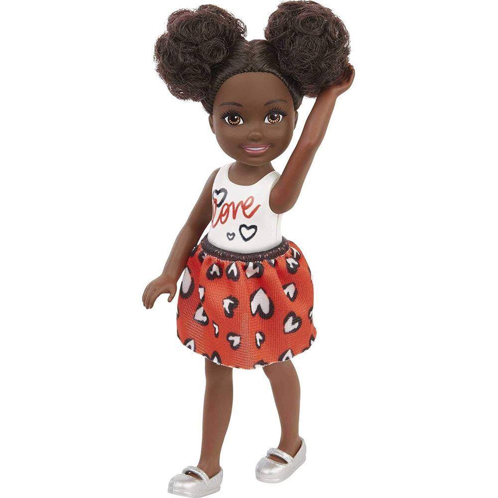 Boneca Barbie Chelsea (morena de 6 polegadas) Vestindo saia com estampa de  coração e sapatos metálicos, presente para crianças de 3 a 7 anos | Extra