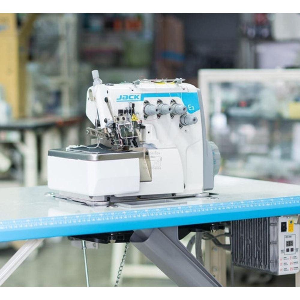Maquina de costura overloque com mesa e motor grande | Extra