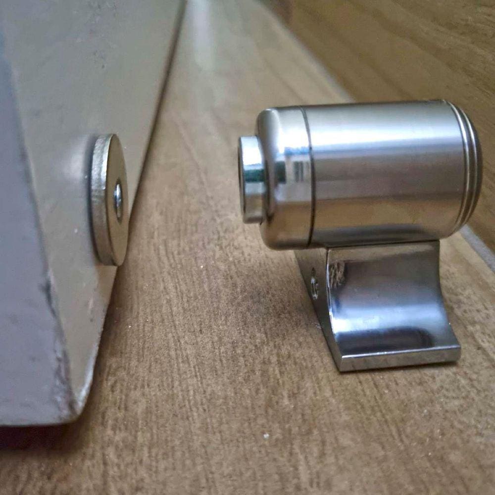 Fixador Prendedor Trava De Porta Magnético Cromado Super Imã de Neodímio
