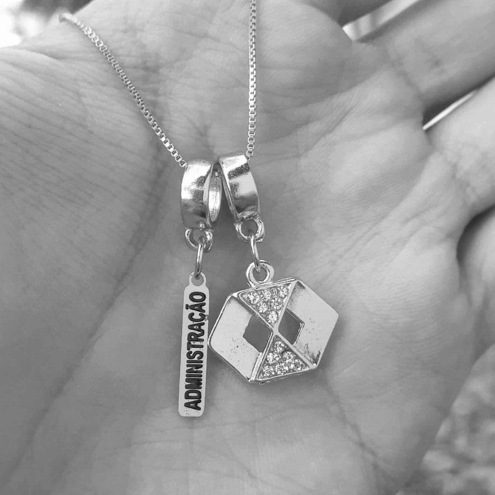 Colar Pingente Profissão Administração Banhado a Prata 925