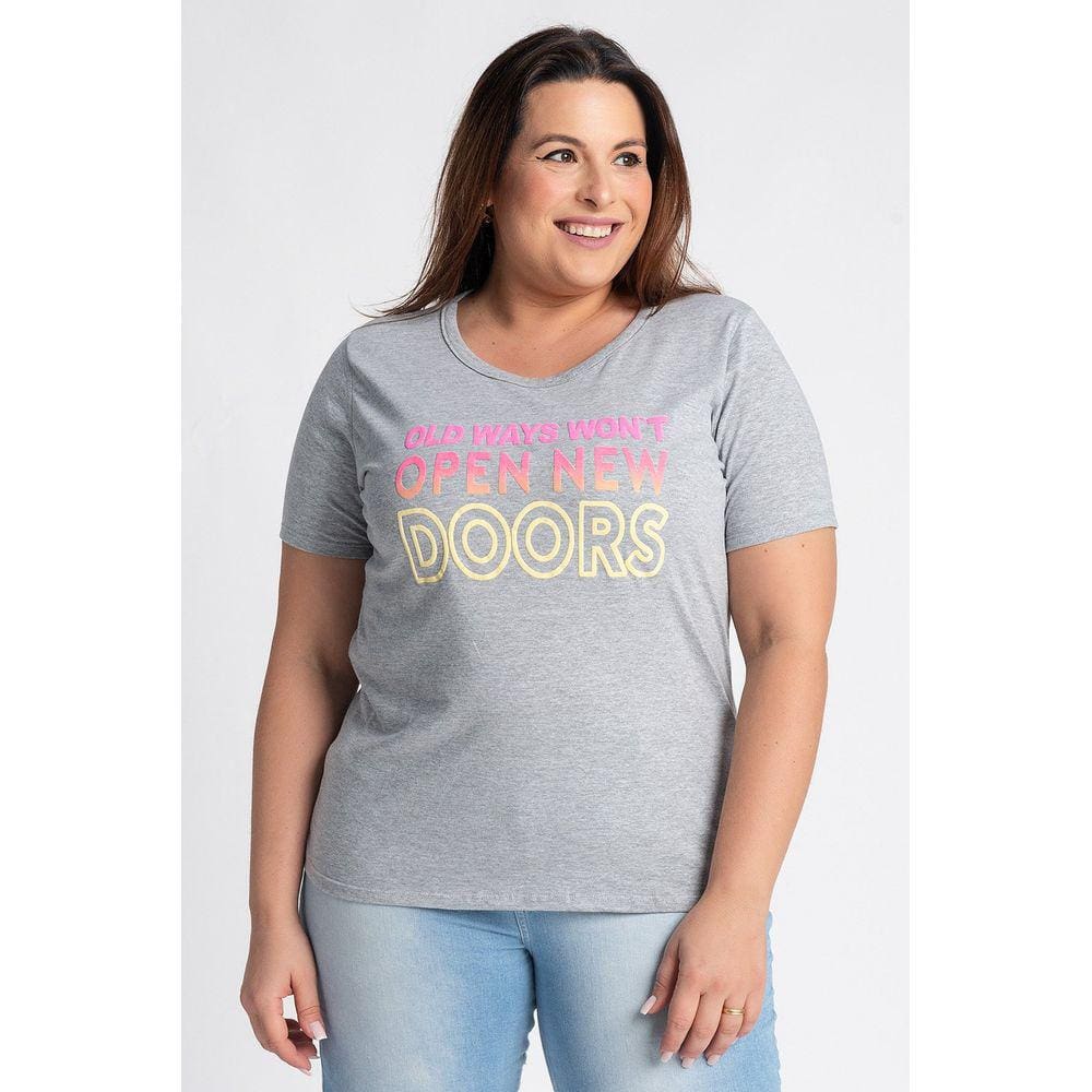 T-shirt Feminina Plus Size Estampada \"Old ways won`t open new doors\" - Cereja Rosa