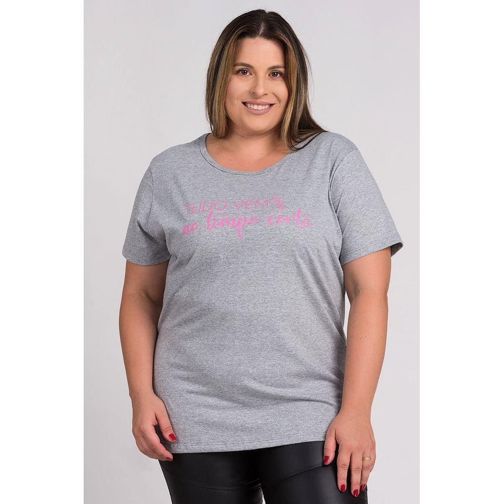 T-shirt Feminina Plus Size Estampada "Tudo vem no tempo certo" - Serena