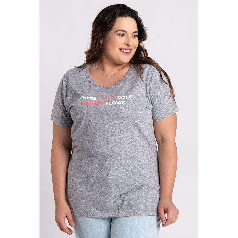 T-shirt Feminina Plus Size Malha Algodão Estampada "Where focus goes energy flows" - Serena