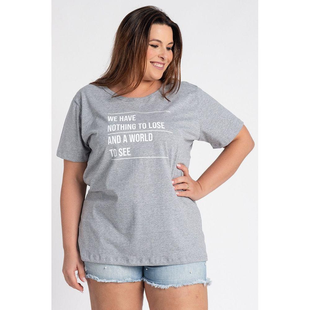 T-shirt Feminina Plus Size Estampada ”We have nothing to lose and a world to see” - Serena