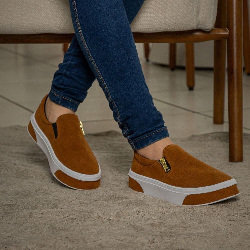 Desfile em Estilo com o Slip On Feminino em Camurça e Solado Com Tiras Caramelo