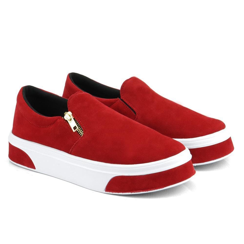 Desfile em Estilo com o Slip On Feminino em Camurça e Solado Com Tiras Vermelho