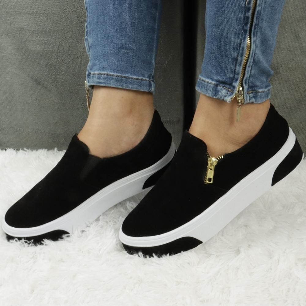 Desfile em Estilo com o Slip On Feminino em Camurça e Solado Com Tiras Preto