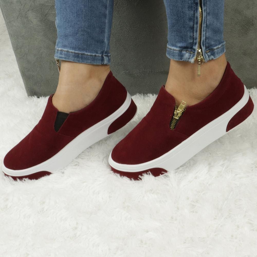 Desfile em Estilo com o Slip On Feminino em Camurça e Solado Com Tiras Bordo