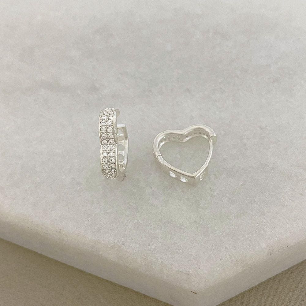 Brinco Argolinha Coração Cravejada com Zircônia e detalhes Vazados de Coração