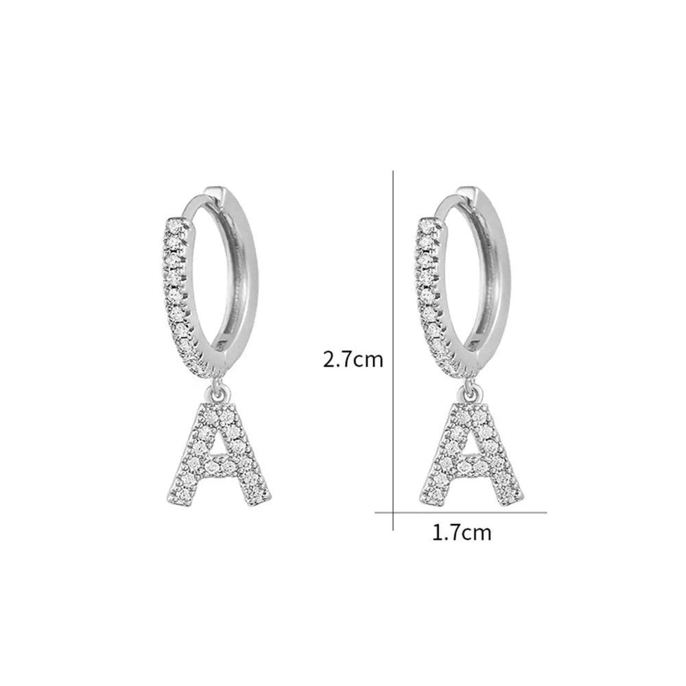 Brinco Prateado Letra O Alfabeto Argola Strass S1633