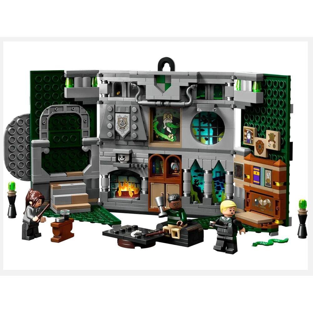 Banner da casa Harry Potter Slytherin com 3 minifiguras 9+