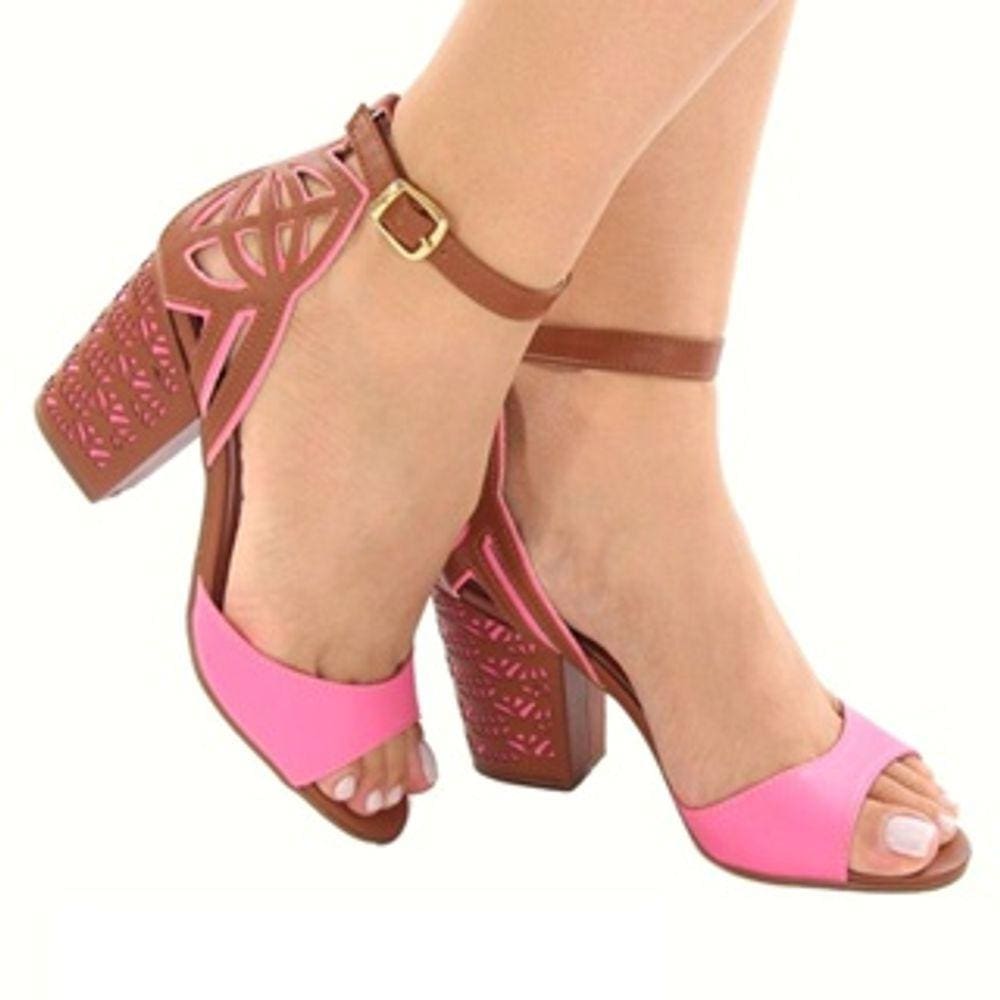 Sandália rosa e caramelo salto bloco