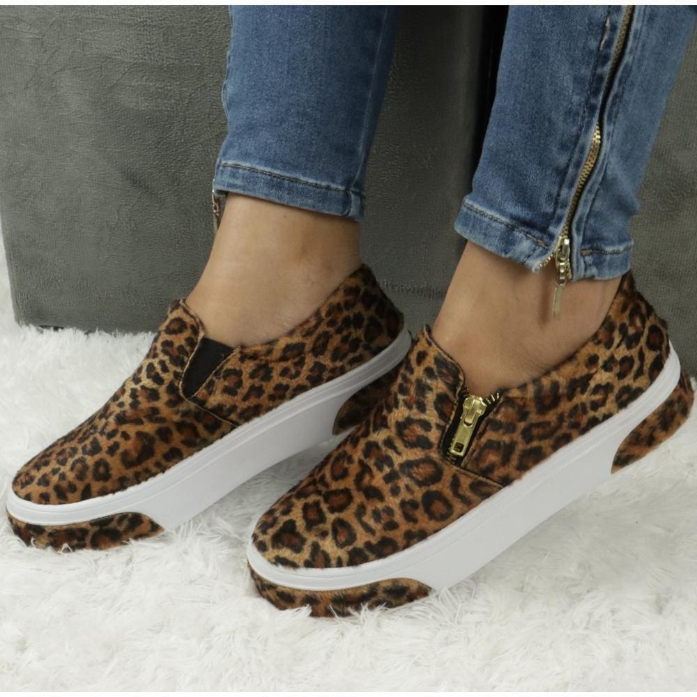 Desfile em Estilo com o Slip On Feminino em Camurça e Solado Com Tiras Onça