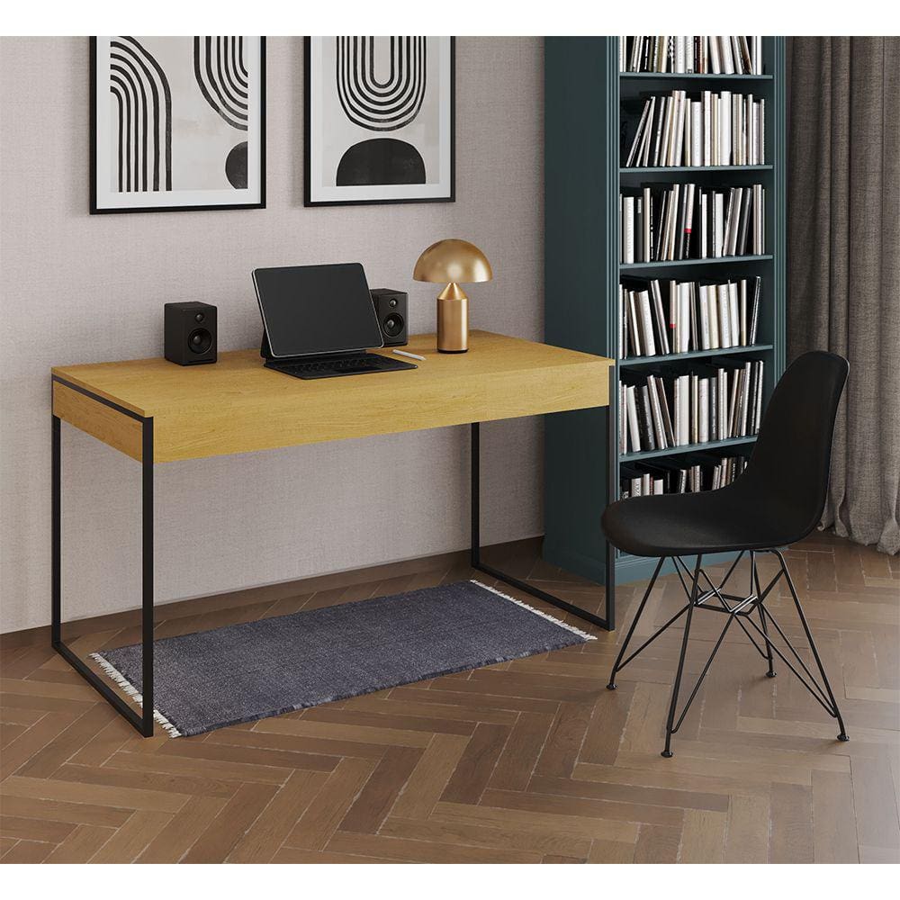 Escrivaninha Industrial Escritório Malta Canela 137x53cm com 1 Cadeira Eames Eiffel Preta Base Ferro