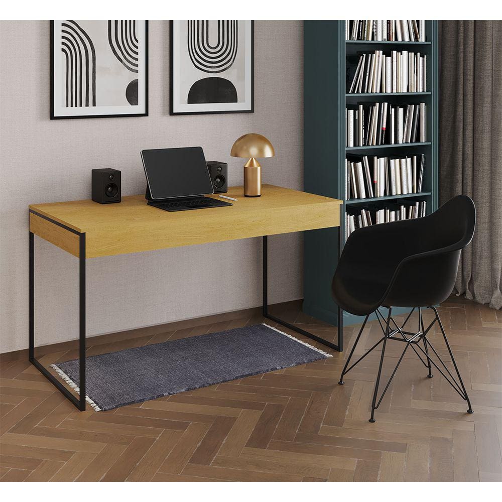 Escrivaninha Industrial Office Estudo Malta Canela 137x53cm com 1 Poltrona Preta Eames Eiffel Base F