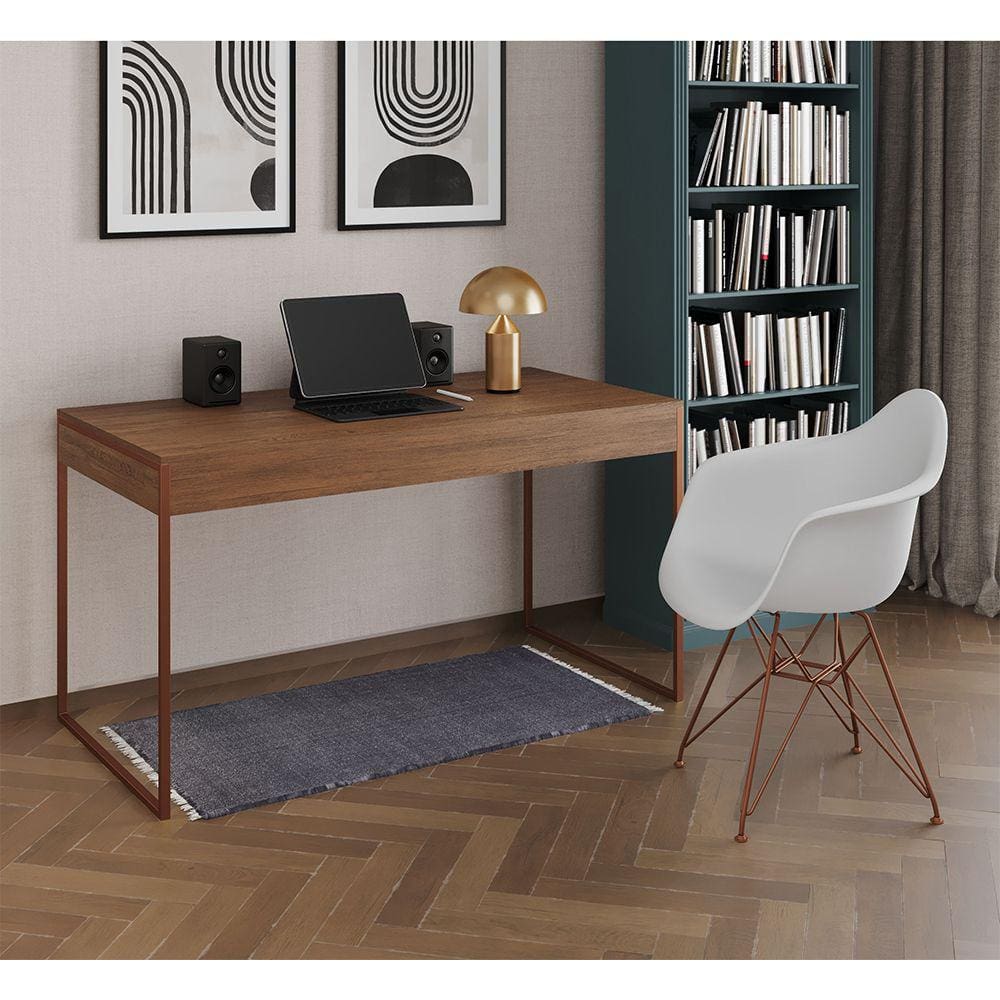 Escrivaninha Industrial Office Estudo Malta Amêndoa 137x53cm com 1 Poltrona Branca Eames Eiffel Base
