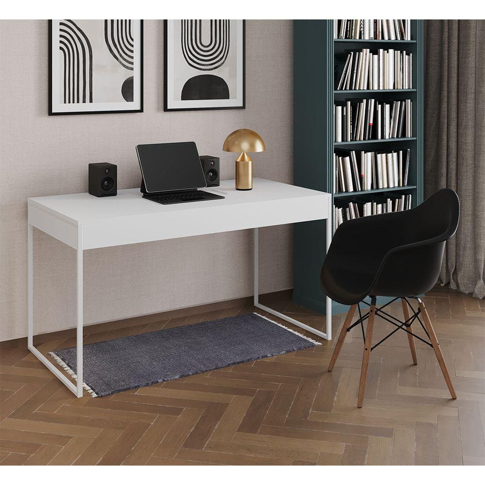 Escrivaninha Home Office Estilo Industrial Malta Branca 137x53cm Ferro Branco com 1 Poltrona Preta E