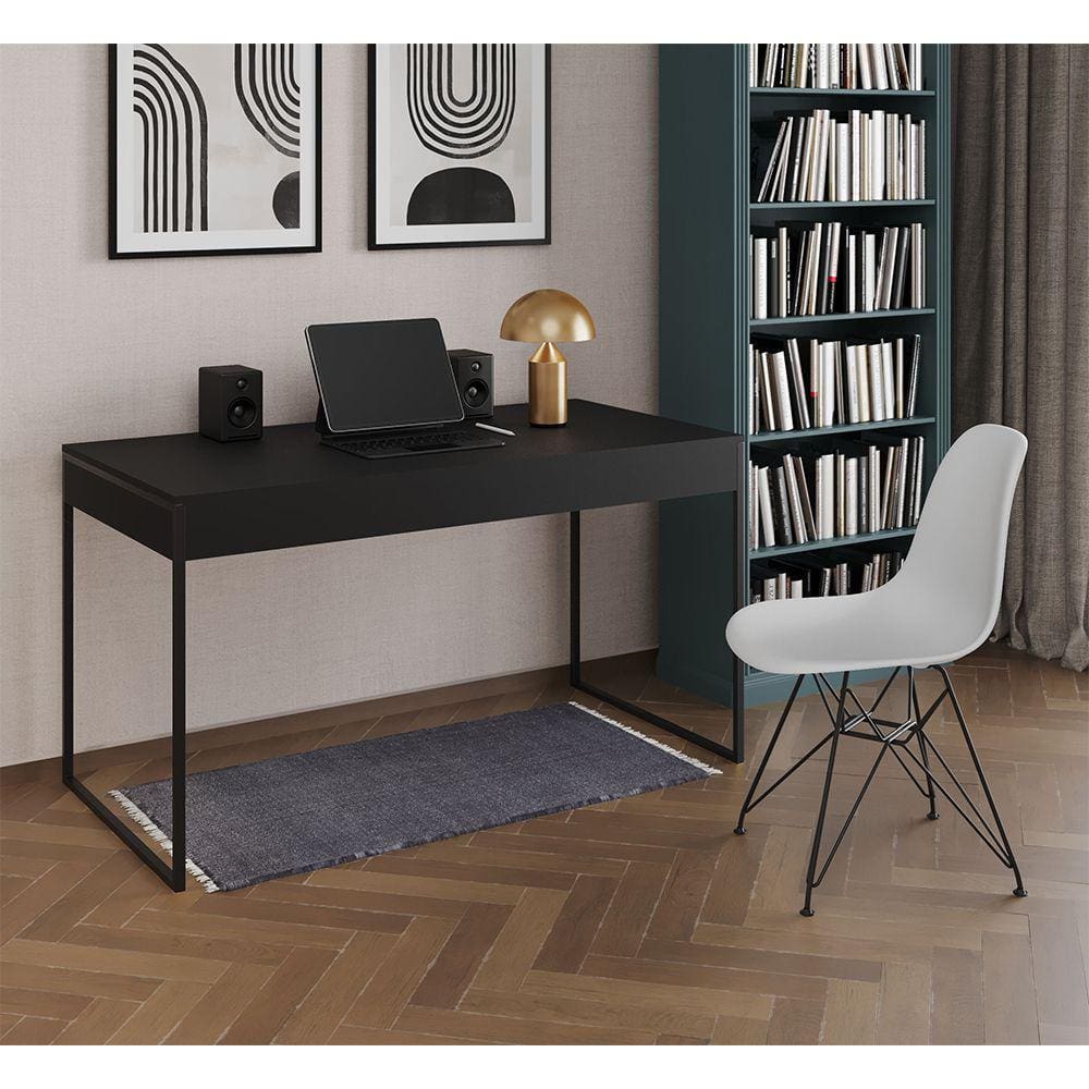 Escrivaninha Industrial Escritório Malta Preta 137x53cm com 1 Cadeira Eames Eiffel Branca Base Ferro