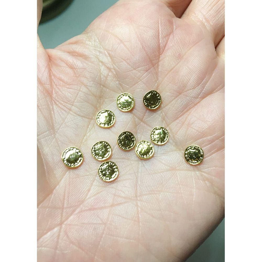 Pacote de 10 moedas em miniatura de ouro, escala 1:6 de 6 mm, para casa de bonecas