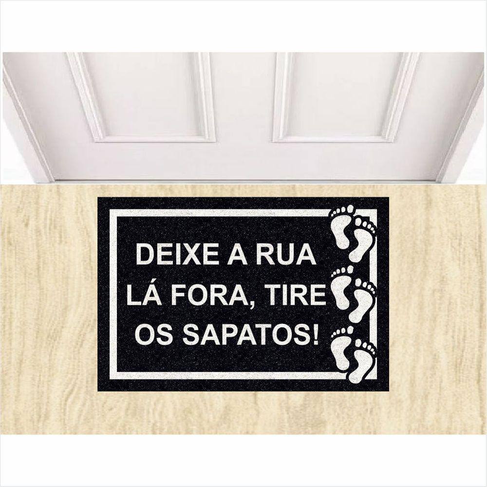Tapete Capacho Divertido Deixe a Rua La Fora Preto.