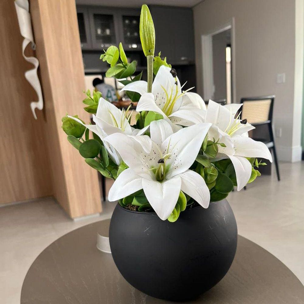 Arranjo Lírio Branco Artificial  Centro de Mesa Completo Vaso Preto