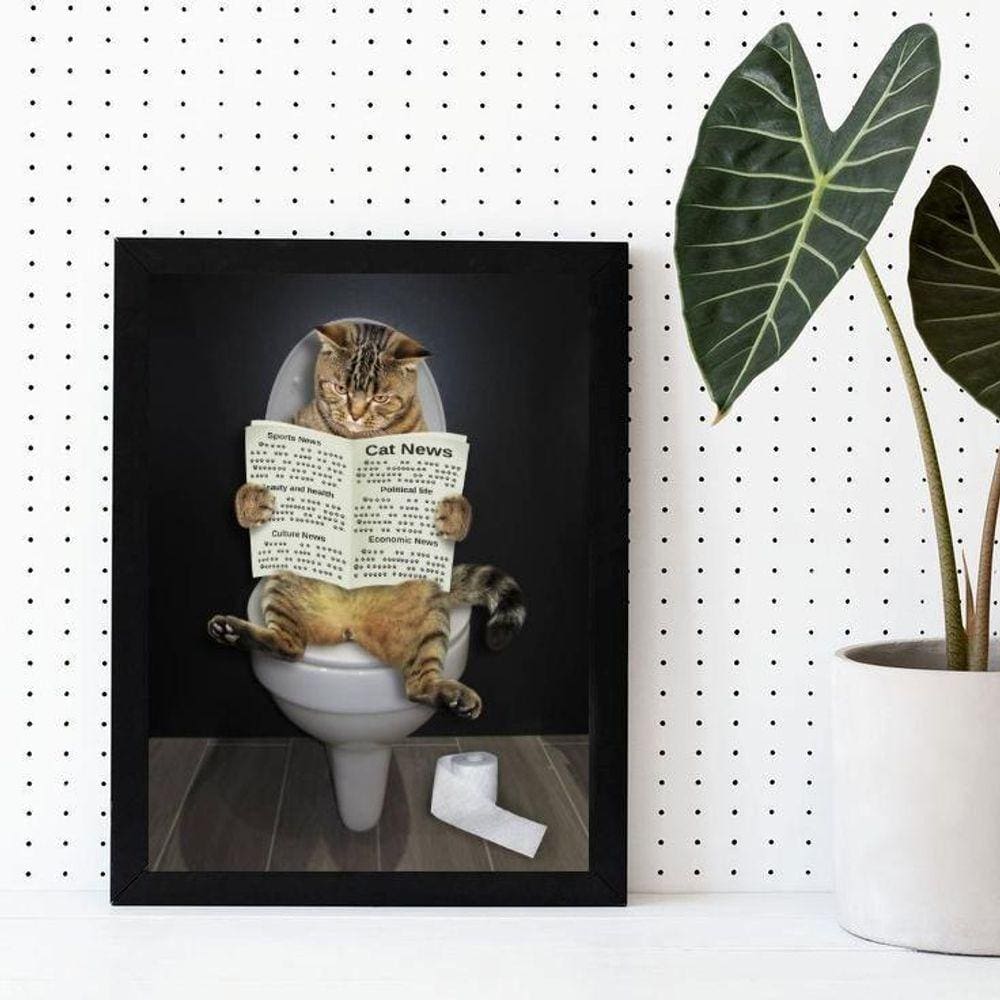 Quadro Gato No Banheiro Lendo Jornal 33X24Cm - Com Vidro