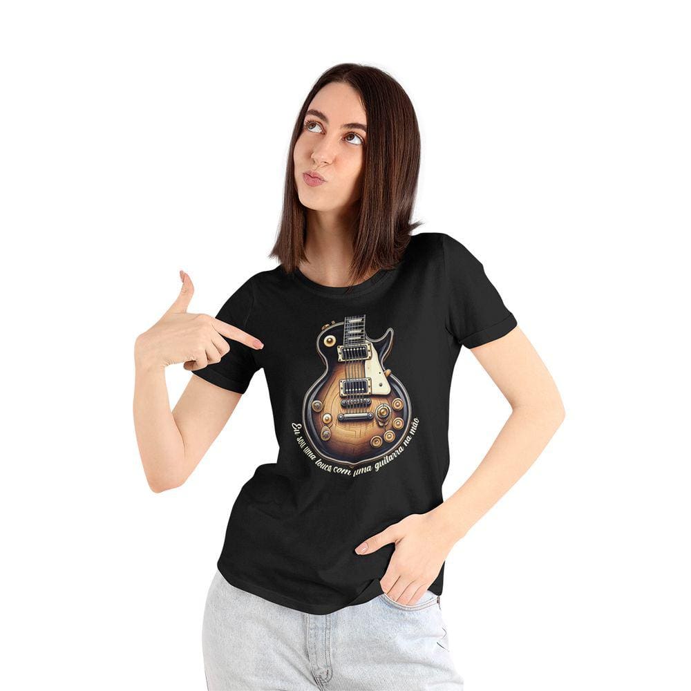 Camiseta Feminina Sou Uma Louca Com Uma Guitarra Na Mão Rock