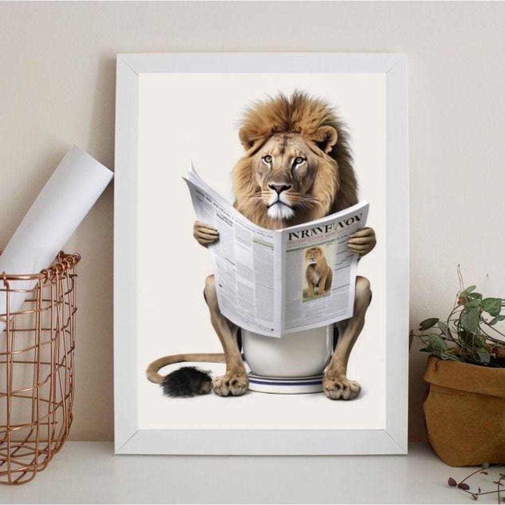 Quadro Leão No Banheiro Lendo Jornal 24X18Cm - Com Vidro