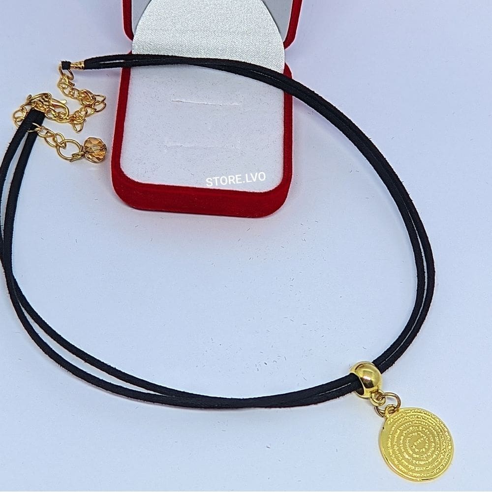 Colar Choker Fio Couro Camurça Duplo Ajustável com Pingente Medalha Oração Pai Nosso Dourado Cordão Feminino Religioso