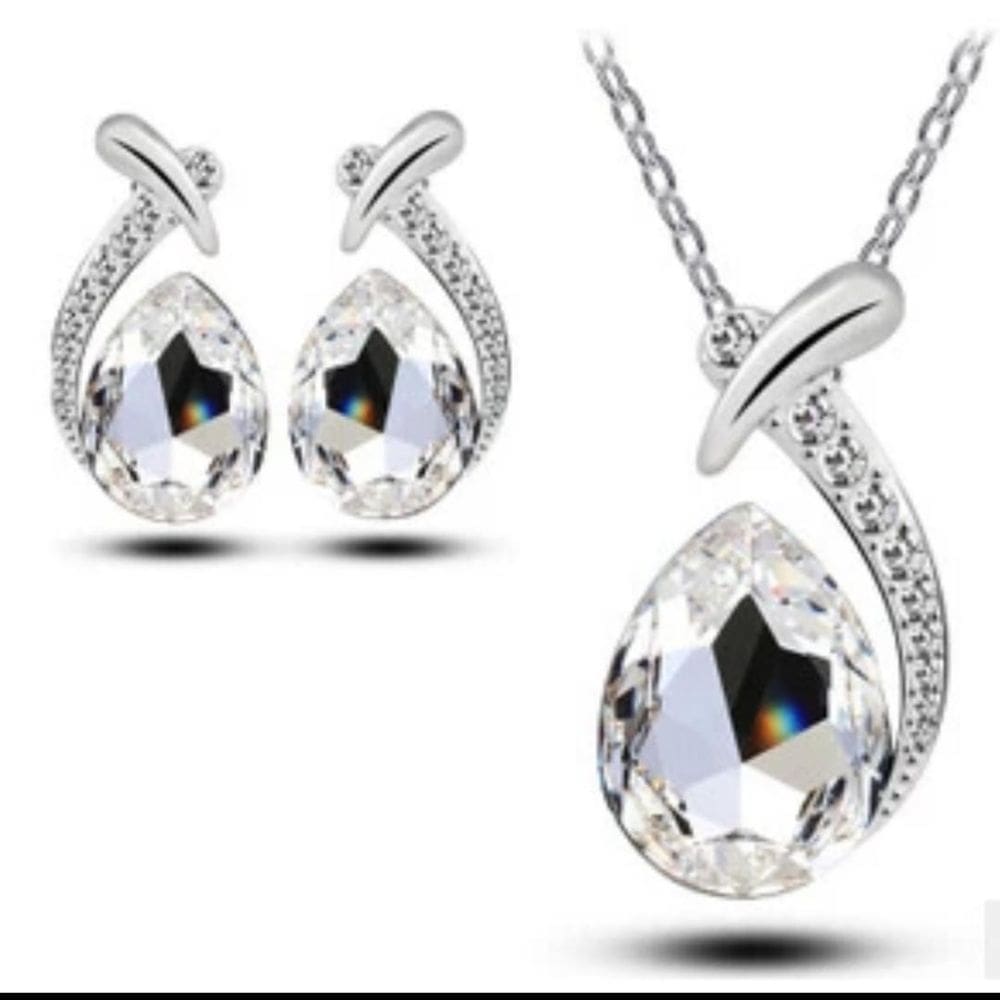 Conjunto formato de gota com pingente cor prata com cristal