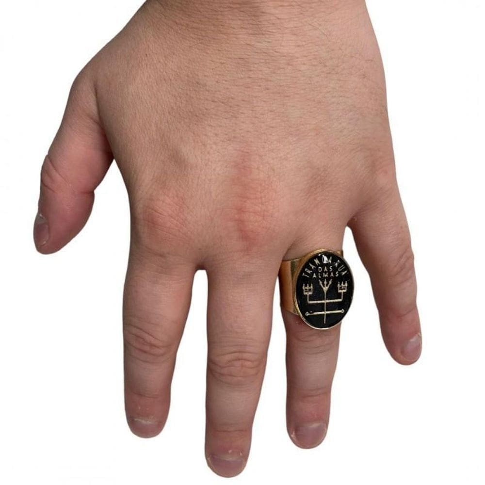 Anel tranca rua 2,9 cm preto dourado em metal