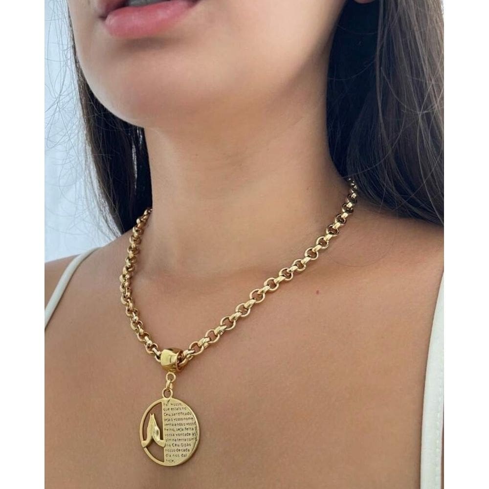 Colar Feminino Corrente Elos Português Folheado Ouro com Pingente Medalha Redonda Oração Pai Nosso Mão Cordão Religioso