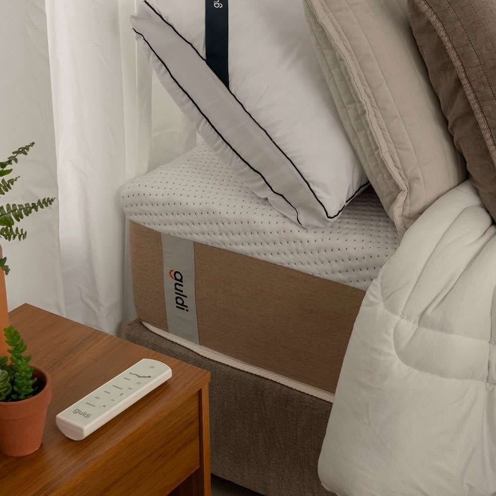 colchão solteirão guldi comfort com massageador quântico molas ensacadas (30x96x203) branco e bege