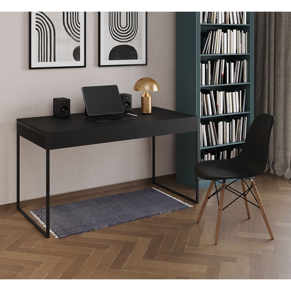 Mesa de Escritório Industrial Malta Preta 137x53cm Base Ferro Preto com 1 Cadeira Preta Eames Eiffel