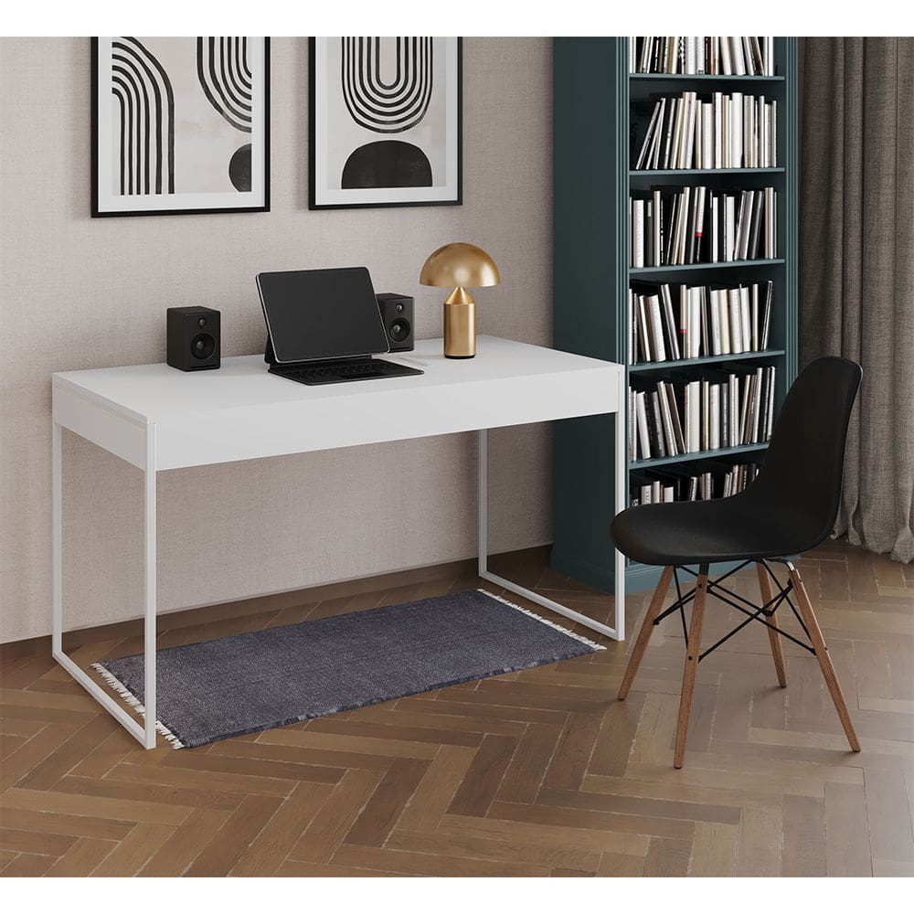 Mesa de Escritório Industrial Malta Branca 137x53cm Base Ferro Branco com 1 Cadeira Preta Eames Eiff