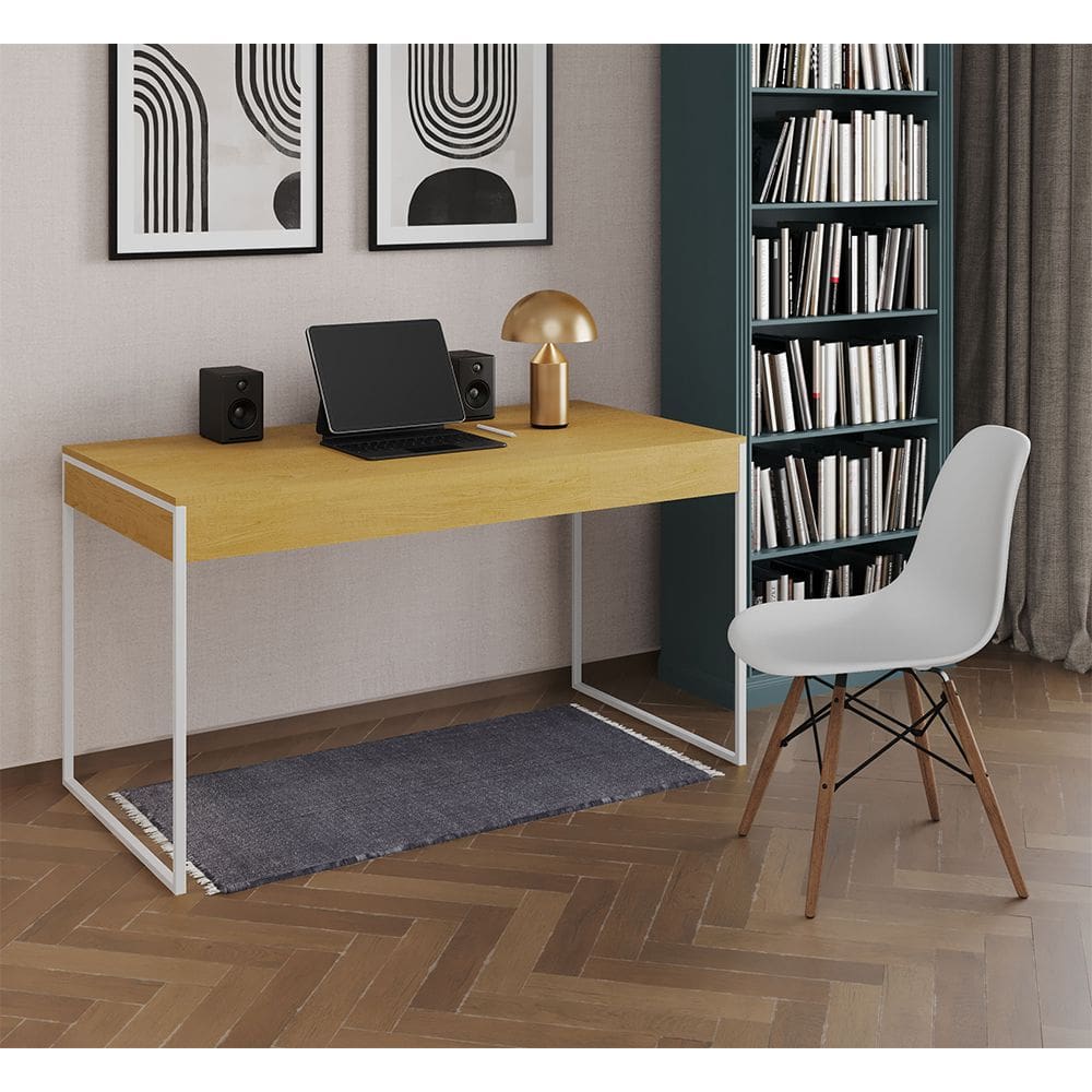 Mesa de Escritório Industrial Malta Canela 137x53cm Base Ferro Branco com 1 Cadeira Branca Eames Eif