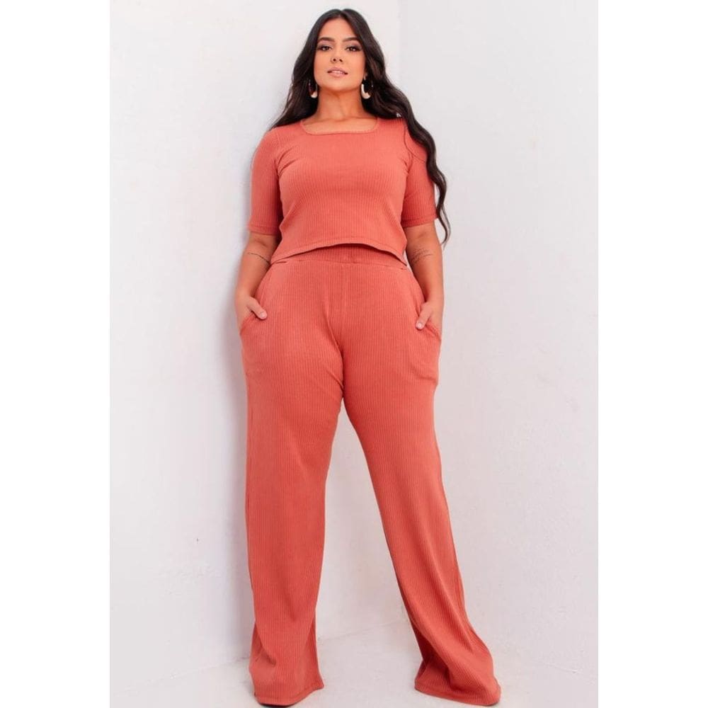 Conjunto Feminino Plus Size Canelado Com Calça Flare E Blusa