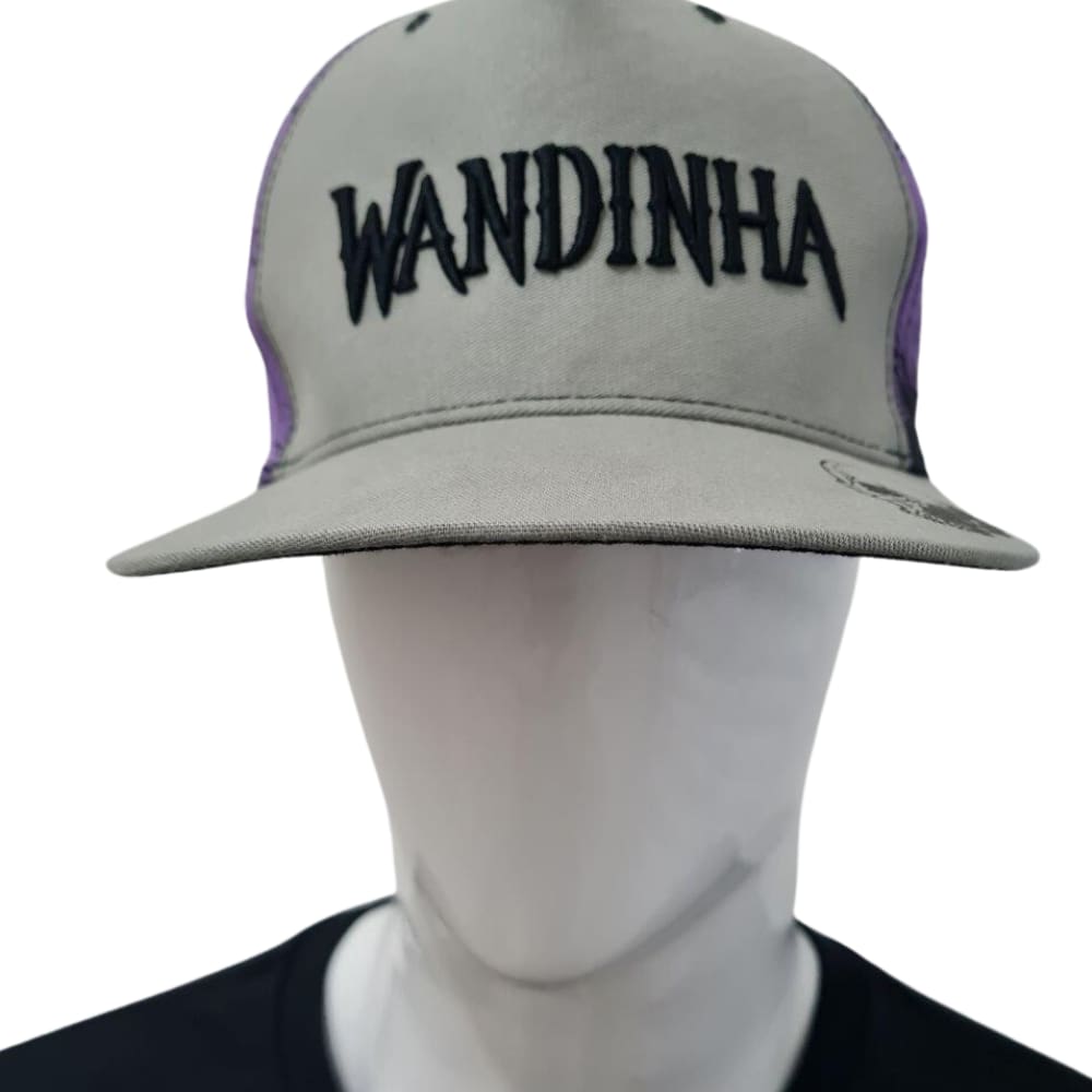 Boné Wandinha Addams Mãozinha Aba Reta Unissex Adulto Ofic.