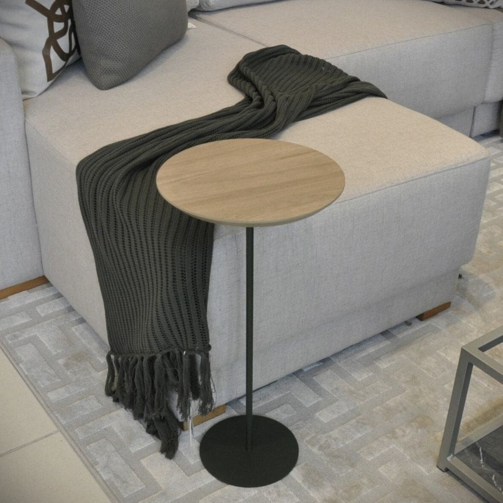 Mesa Lateral Karla BAIXA, tampo redondo MDF/BP Amadeirado Itapoã e base Verde Oliva. Amadeirado