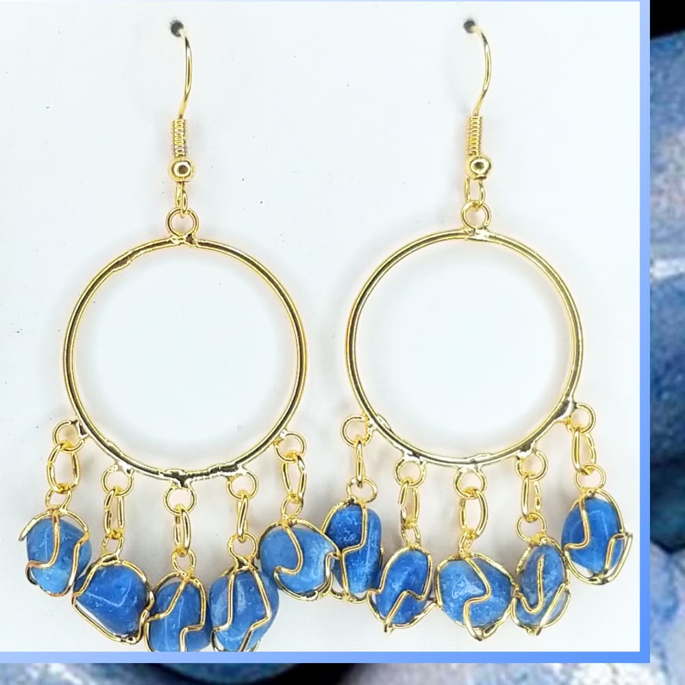 Brinco de Argola com Pedra Quartzo Azul na cesta