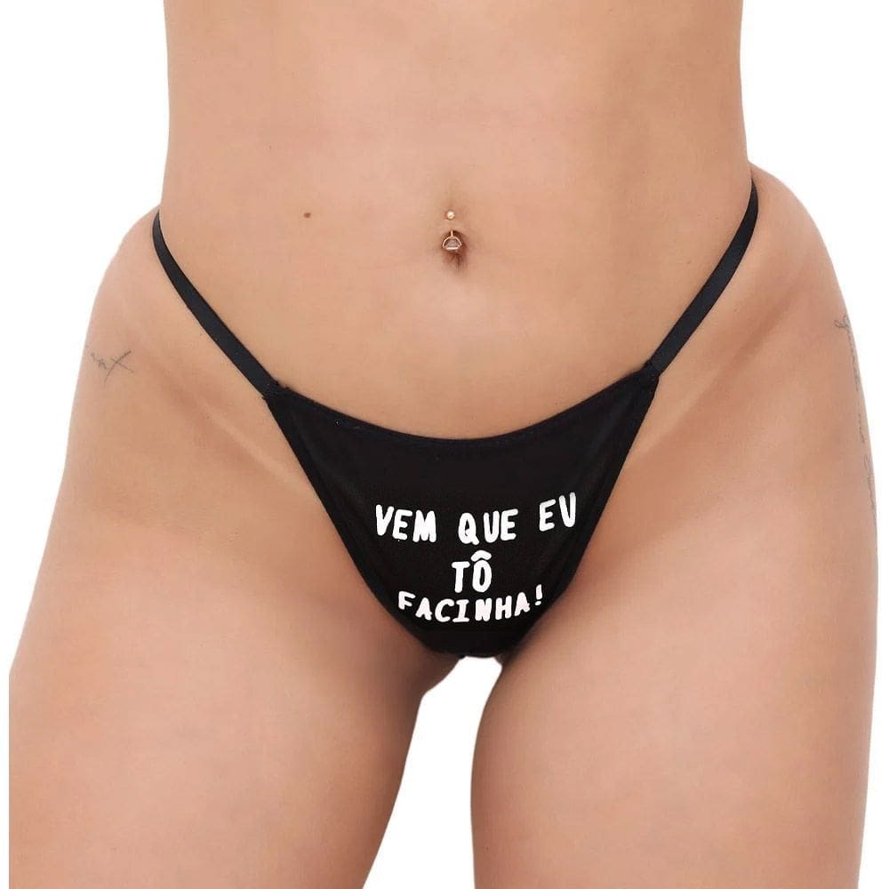 Calcinha Hotwife Atrevida Frase Tô Facinha Fio Dental Linda Com Ajustes nas Laterais