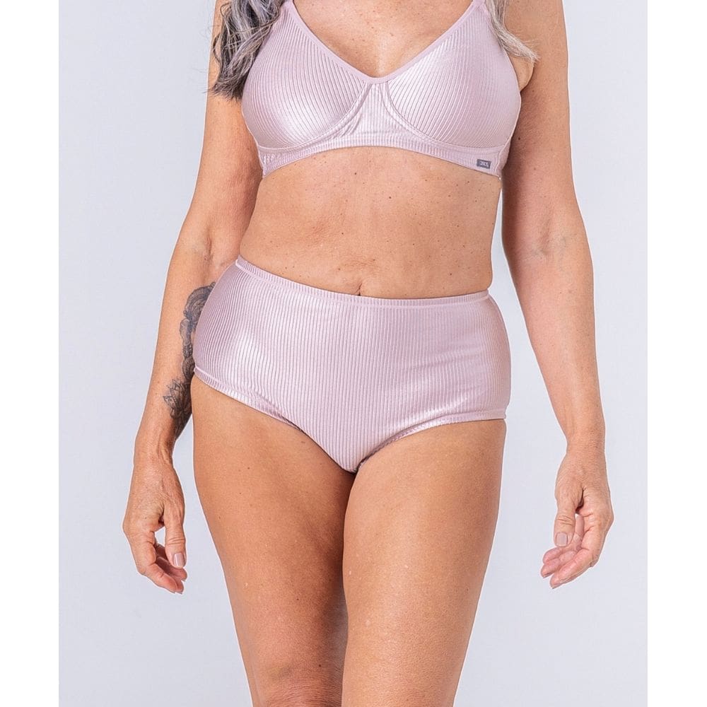 Calcinha alta em tecido especial canelado brilhoso