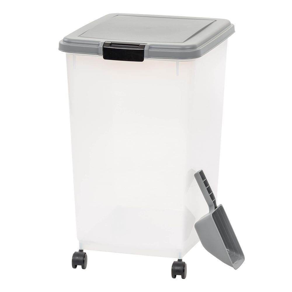 Recipiente de armazenamento de alimentos para cães Amazon Basics 69L com colher e roda