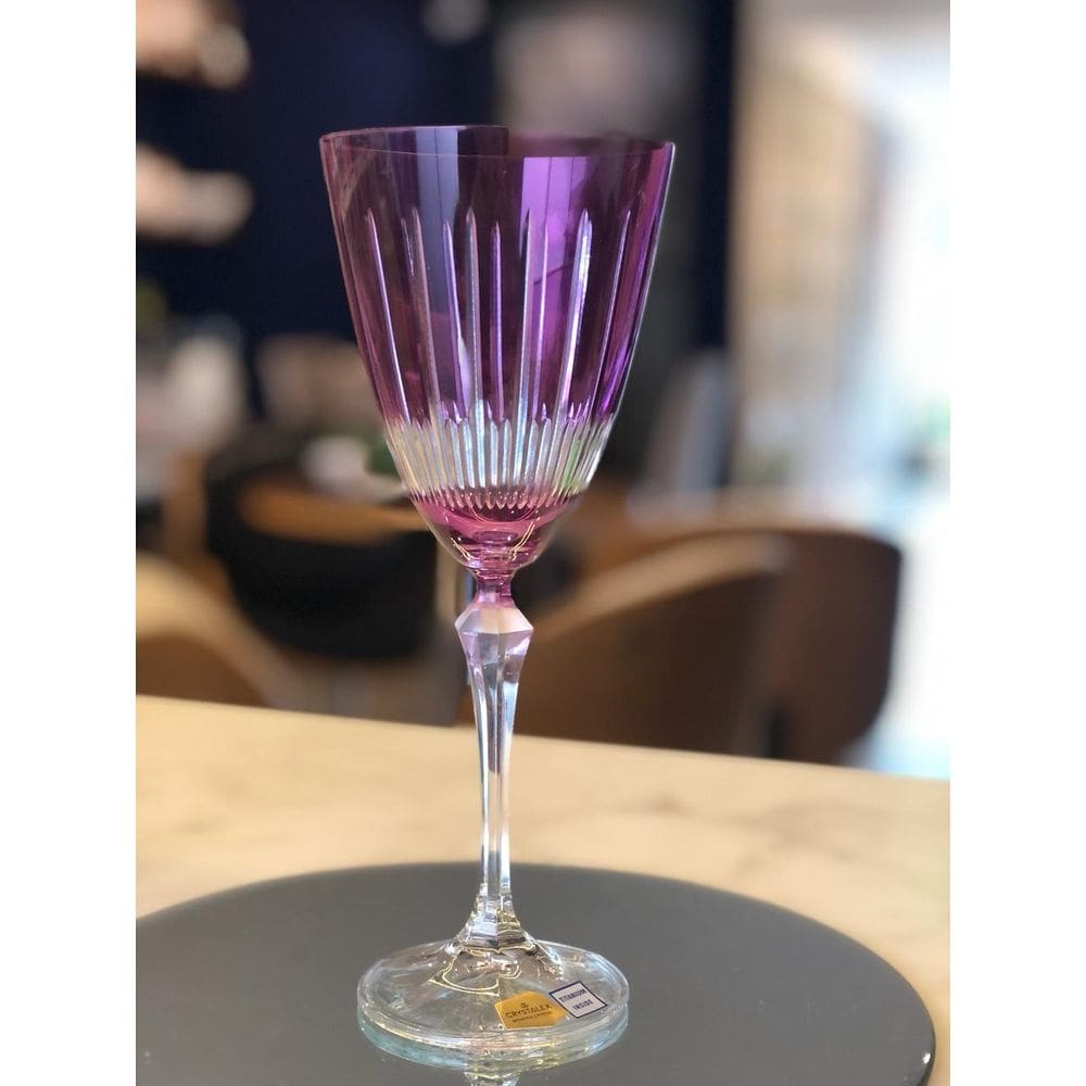 Taca para vinho tinto Elizabeth lapidada em cristal ecologico 250ml A22cm cor violeta