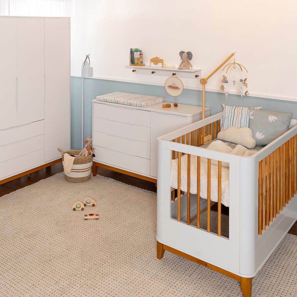 Kit Quarto Infantil Boom com Pés Square - Berço Slim Evolutivo + Cômoda 4 Gavetas e 1 Porta + Guarda-Roupa 3 Portas - Branco