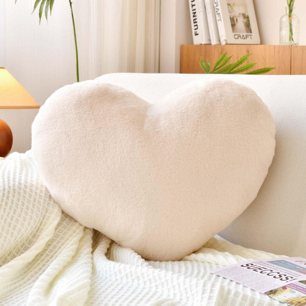 Almofada XVTRU Soft Heart Shape Bege com pele de coelho sintética 33x25cm
