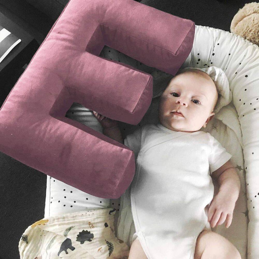 Almofada de veludo em forma de letra MOMAID Soft Initial Decor E