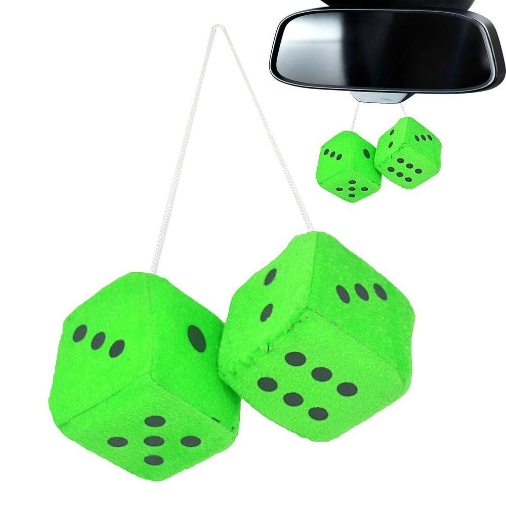 Par de dados de pelúcia felpudos pendurados no interior do carro